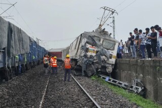 印度一列客运列车脱轨，造成2名乘客死亡，20人受伤