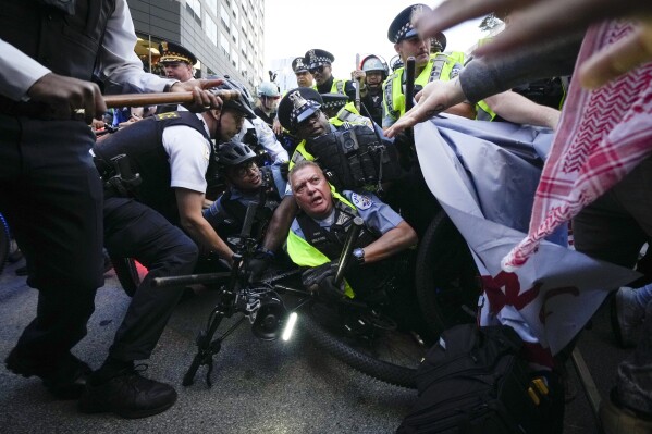 民主党全国代表大会期间，至少55人在以色列驻芝加哥领事馆外与警察发生冲突后被捕